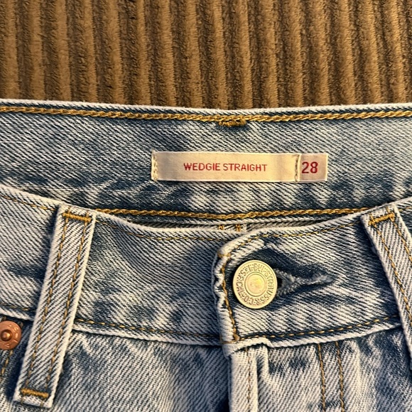 Women’s Levi’s Wedgie Straight Jeans - Picture 2 of 3